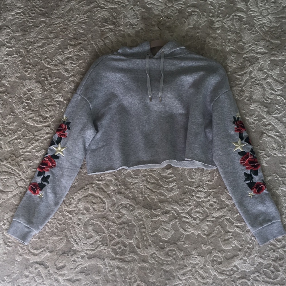cropped hoodie embroidered roses/stars on sleeves